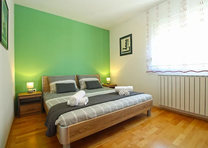 Suzana 2384 Valbandon